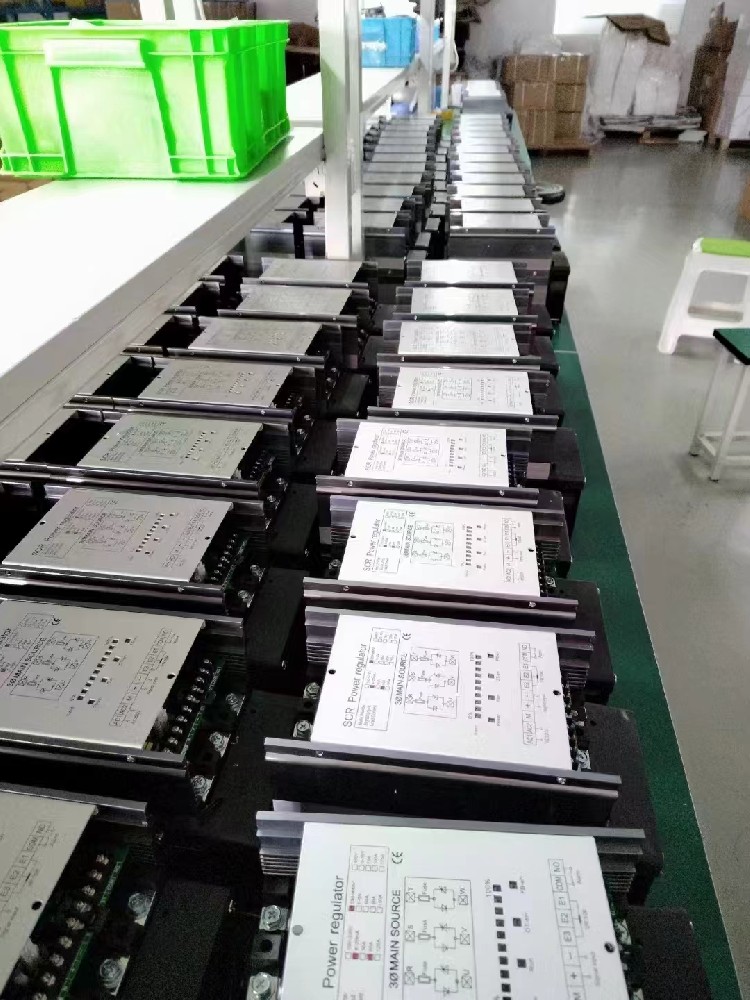 电力调解器的自顺应控制战略是怎样应对情形转变和参数不确定性的？