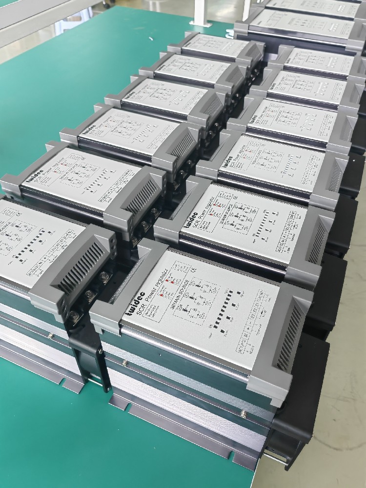 电力调解器的输入电源频率转变对其输出有何影响？？