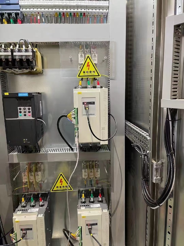 在医疗装备中使用电力调解器，需要重点关注哪些特殊的清静标准？？？