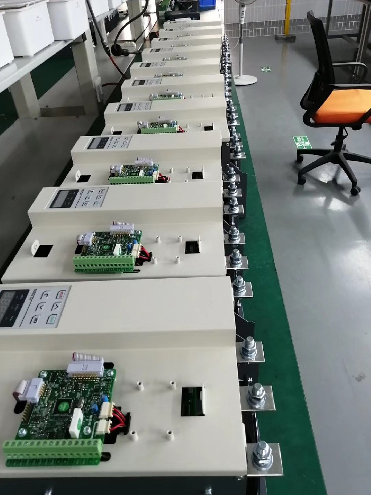 电力调解器与变频器在某些应用场景下功效有重叠，怎样决议使用哪一个？？？