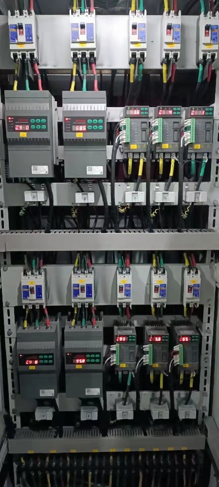 电力调解器在微电网系统中，，，怎样协调差别能源发电单位的电力输出？？